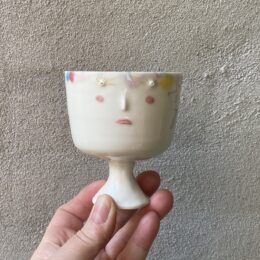 kop unik i glasur og form. Vinglas Håndlavet og drejet i porcelænsler. keramik. Lille personlighed. `levendeglasur` dekoration. unik kop med ansigt. Ansigtskop. porcelænskop.