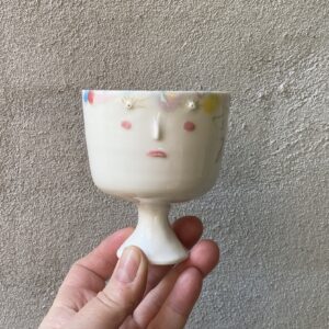 kop unik i glasur og form. Vinglas Håndlavet og drejet i porcelænsler. keramik. Lille personlighed. `levendeglasur` dekoration. unik kop med ansigt. Ansigtskop. porcelænskop.
