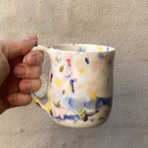 Håndlavet og drejet i porcelænsler. keramik. unik kop, konfetti glasur. porcelænskop. Kopper.