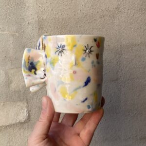 Håndlavet og drejet i porcelænsler. keramik. unik kop, konfetti glasur. porcelænskop. Kopper.