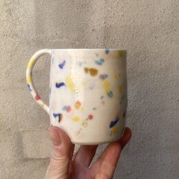 Håndlavet og drejet i porcelænsler. keramik. unik kop, konfetti glasur. porcelænskop. Kopper.