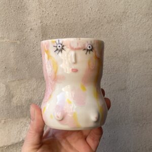 kop unik i glasur og form. Håndlavet og drejet i porcelænsler. keramik. Lille personlighed. glasur i flere farver. unik kop med ansigt. Ansigtskop. porcelænskop. Kopper.