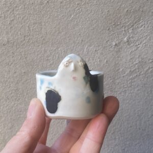 håndlavet i porcelænsler. Unik lillebitte skål. Måske til små smykker, piller eller ?