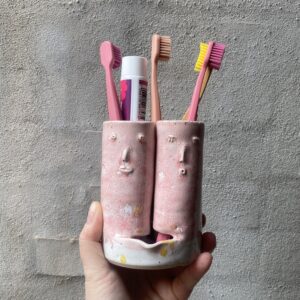 holder til tandbørster. håndlavet i stentøjsler. Tandbørsteholder. Unik skulptur agtig m. 3 små ansigter.