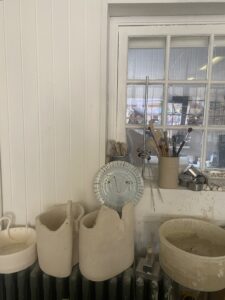 unik flad tallerken / fad . Håndlavet keramik i stentøjsler. og unik glasur med lava. Tallerken som er flot at hænge op, eller som brugstallerken.