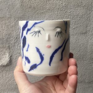 kop unik i glasur og form. Håndlavet og drejet i porcelænsler. keramik. Lille personlighed. Kobolt blå dekoration. unik kop med ansigt. Ansigtskop. porcelænskop.
