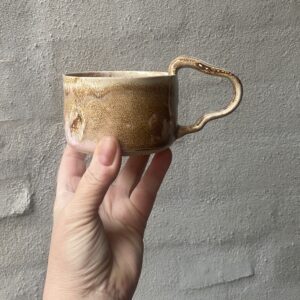 Håndlavet og drejet i stentøjsler. keramik. unik kop, med særlig glasur. stentøjskop. Kopper. Håndlavet.