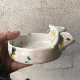 lille skål unik i glasur og form. Håndlavet og drejet keramik. Porcelænsler. flæser og konfetti glasur. evt til smykker, salt eller lidt slik.