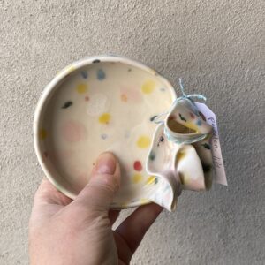 lille skål unik i glasur og form. Håndlavet og drejet keramik. Porcelænsler. flæser og konfetti glasur. evt til smykker, salt eller lidt slik.