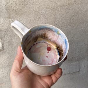 `grrrr kop ` unika håndlavet keramik kop med ansigt. Håndlavet og modeleret i stentøjsler. glaseret hvid med mange farver inden i. Ansigtskop.