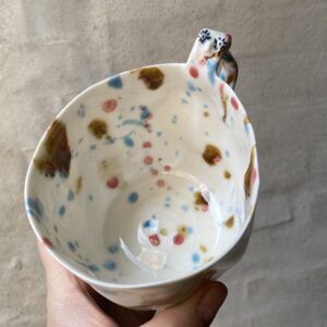 unik i glasur og skæv og levende i formen. Håndlavet og drejet keramik. Porcelæn. Lille personlighed. unik kop med ansigt.