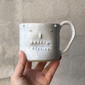 `grrrr kop ` med horn også. unika håndlavet keramik kop med ansigt. Håndlavet og modeleret i stentøjsler. glaseret sart lyseblå. Ansigtskop.
