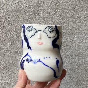 unik i glasur og form. Håndlavet og drejet keramik. Porcelæn. Lille personlighed. unik kop med ansigt. med Cobolt blå.