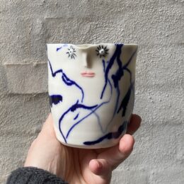 mælkekande unik i glasur og form. Håndlavet og drejet keramik. Porcelæn. Lille personlighed. unik kande med ansigt. med Cobolt blå.