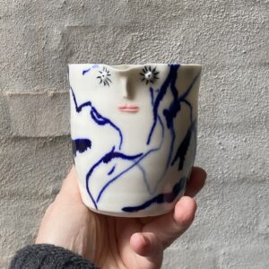 mælkekande unik i glasur og form. Håndlavet og drejet keramik. Porcelæn. Lille personlighed. unik kande med ansigt. med Cobolt blå.