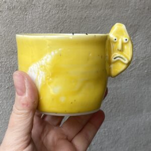 kop unik i glasur og form. Håndlavet og drejet keramik. Lille personlighed. unik kop med citron ansigt. Ansigtskop. porcelænskop. Håndlavet keramik.