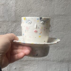 unik i glasur og form. Håndlavet og drejet keramik. Porcelæn. Lille personlighed. unik kop med underskål. Ansigtskop.