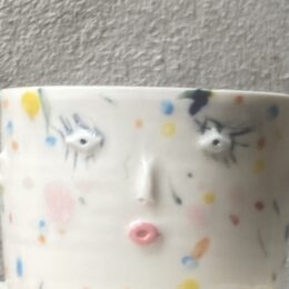 unik i glasur og form. Håndlavet og drejet keramik. Porcelæn. Lille personlighed. Ansigtskop.