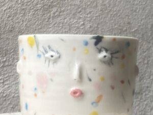 unik i glasur og form. Håndlavet og drejet keramik. Porcelæn. Lille personlighed. Ansigtskop.
