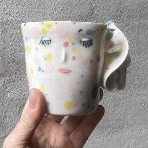 unik i glasur og form. Håndlavet og drejet keramik. Porcelæn. Lille personlighed. unik kop med flæser. Ansigtskop. Konfetti glasering.