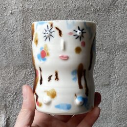 unik i glasur og oval form. Håndlavet og drejet keramik. Porcelæn. Lille personlighed. unik kop. Ansigtskop. særlig og unik glasur