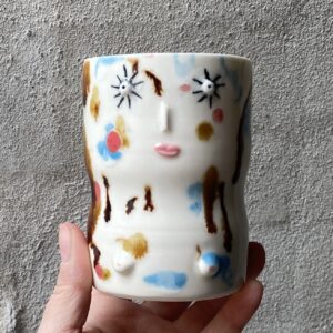 unik i glasur og oval form. Håndlavet og drejet keramik. Porcelæn. Lille personlighed. unik kop. Ansigtskop. særlig og unik glasur