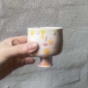 lille Kaffekop eller til andet - evt. som vinkop. unika håndlavet keramik kop med ansigt. Håndlavet og modeleret i porcelænsler. glaseret i lidt vild unikkop. Ansigtskop.