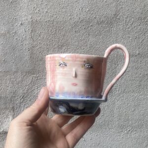 unik i glasur og skæv og levende i formen. Håndlavet og drejet keramik. Porcelæn. Lille personlighed. unik kop med ansigt. med særlig glasur.