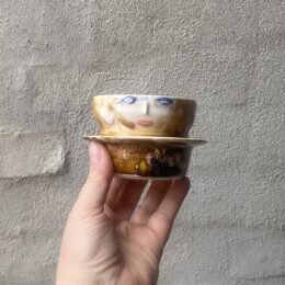 unik i glasur og skæv og levende i formen. Håndlavet og drejet keramik. Porcelæn. Lille personlighed. unik kop med ansigt. med særlig glasur.