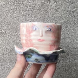 unik i glasur og skæv og levende i formen. Håndlavet og drejet keramik. Porcelæn. Lille personlighed. unik kop med ansigt. med særlig glasur.