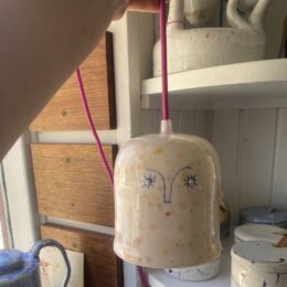 unika lampe. håndlavet drejet i porcelæn. Glasur på porcelænsler . med 3 ansigter. keramik porcelæns lampe.