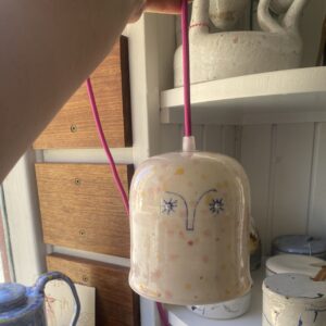unika lampe. håndlavet drejet i porcelæn. Glasur på porcelænsler . med 3 ansigter. keramik porcelæns lampe.