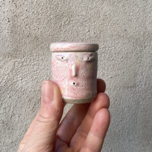 en lille bitte unik lågkrukke. evt til smykker (ved natbordet), piller eller ?
