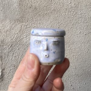 en lille bitte unik lågkrukke. evt til smykker (ved natbordet), piller eller ?