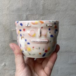 unika håndlavet keramik kop med 3 ansigter. Håndlavet og modeleret i porcelænsler. glaseret i mange farver. ujævn glasering unikkop. Ansigtskop.