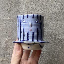 unik i glasur og skæv og levende i formen. Håndlavet og drejet keramik. Porcelæn. Lille personlighed. unik kop med ansigt. med særlig glasur. cobolt blå.