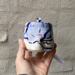 unik i glasur og skæv og levende i formen. Håndlavet og drejet keramik. Porcelæn. Lille personlighed. unik kop med ansigt. med særlig glasur. cobolt blå.