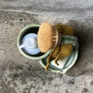 miniMARIE. lys Opvaskeholder. unik, kunst til køkkenbordet. Praktisk holder til opvaskebørsten, klud, håndsæbesæbe , mm.