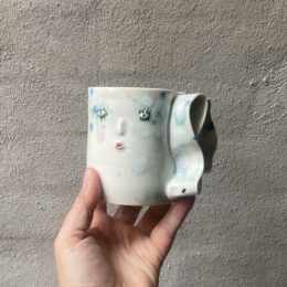 unik i glasur og form oval og levende form. Håndlavet og drejet keramik. Porcelæn. Lille personlighed. unik kop med flæser. Ansigtskop. glasering.