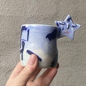 stjernekop med tekst stjernepsykopat. unika håndlavet keramik kop med ansigt. Håndlavet og modeleret i porcelænsler. glaseret i blå nyancer . unikkop. Ansigtskop.