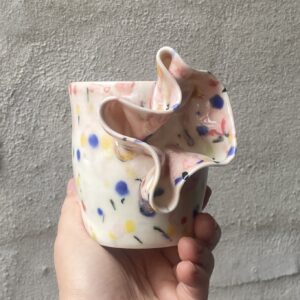 unik i glasur og form oval og levende form. Håndlavet og drejet keramik. Porcelæn. Lille personlighed. unik kop med flæser. Ansigtskop. Konfetti glasering.