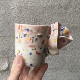 unik i glasur og form oval og levende form. Håndlavet og drejet keramik. Porcelæn. Lille personlighed. unik kop med flæser. Ansigtskop. Konfetti glasering.