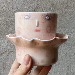 unik kop med underskål. Håndlavet og drejet keramik. Porcelæn. Lille personlighed. unik kop med ansigt. med særlig glasering.