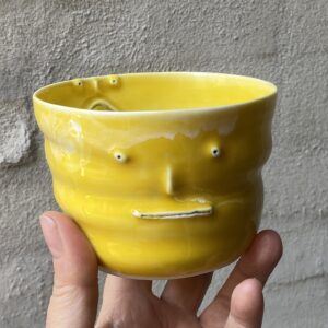 unika håndlavet keramik kop med 3 ansigter. Håndlavet og modeleret i porcelænsler. glaseret i skøn gul. ujævn g unikkop. Ansigtskop.