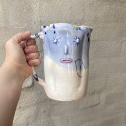 `Udråbstegn.`Unik vand/saft kande, eller som vase. Unik glasur og form. Porcelæn. Taleboble med ! (Udråbstegn)