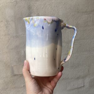 `Udråbstegn.`Unik vand/saft kande, eller som vase. Unik glasur og form. Porcelæn. Taleboble med ! (Udråbstegn)