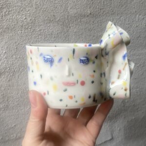 unik i glasur og form. Håndlavet og drejet keramik. Porcelæn. Lille personlighed. unik kop/skål med flæser. Ansigtskop. glasering