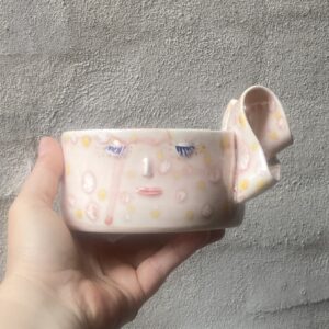 unik i glasur og form. Håndlavet og drejet keramik. Porcelæn. Lille personlighed. unik skål med flæser. glasering.