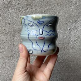en kop unik. Håndlavet og drejet i porcelænsler. keramik. unik kop tegning. porcelænskop. Kopper.