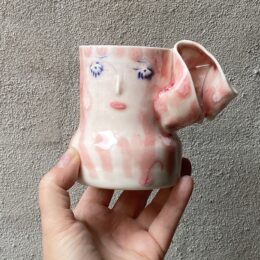 unik i glasur og form. Håndlavet og drejet keramik. Porcelæn. en lille personlighed. unik kop med glasering. flæser. ansigtskop.